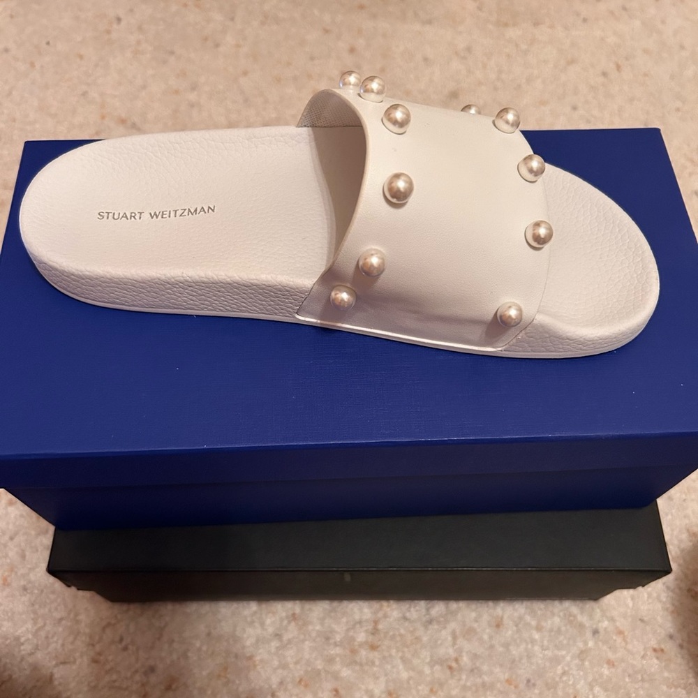 New in box Stuart Weitzman white Pearl slides